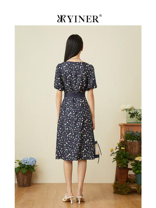 音儿女装2022夏季新款法风收腰方领真丝连衣裙8c32205760 商品图2