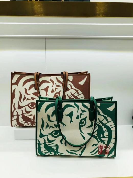 【Hr赫莲娜】100%真皮包边老虎印花款单肩包 商品图0