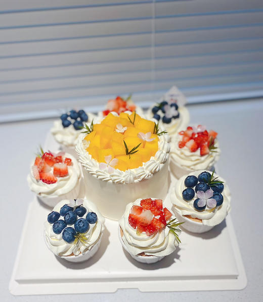 四寸奶油蛋糕➕八个纸杯蛋糕 下单前请仔细阅读商品详情 商品图0