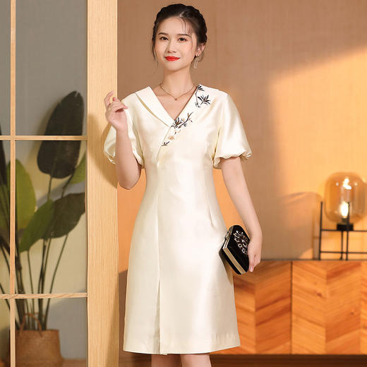 修身气质，v领高档斜纹锻绣花泡泡袖连衣裙AYK-220408 商品图1