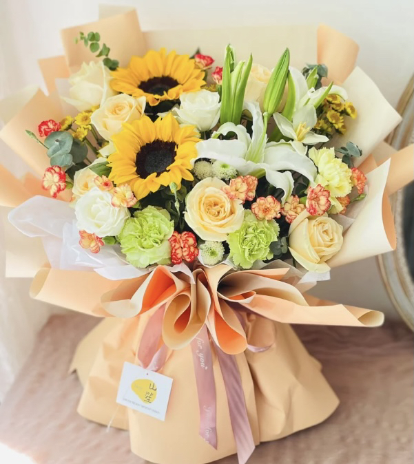 【缤纷祝福】5朵香水百合➕2朵向日葵➕8朵康乃馨➕10朵玫瑰，精品时尚大花束