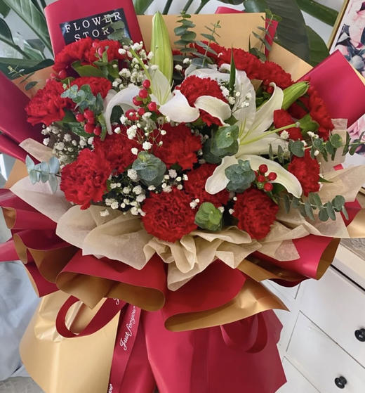 【深深祝福】5朵香水百合➕18朵红色康乃馨➕满天星，精品大花束 商品图0