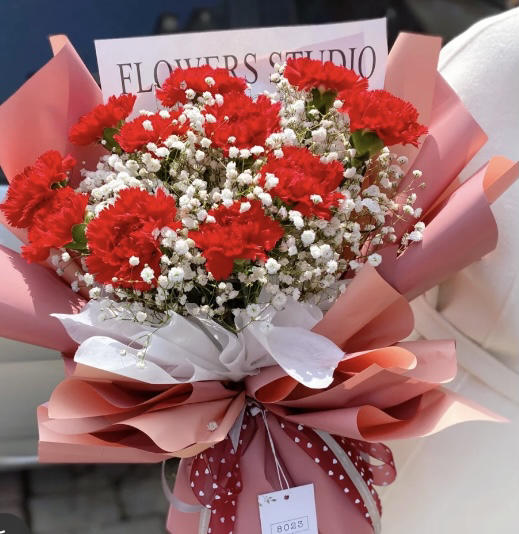 【浓情感恩】12朵红色康乃馨➕满天星精品花束 商品图0