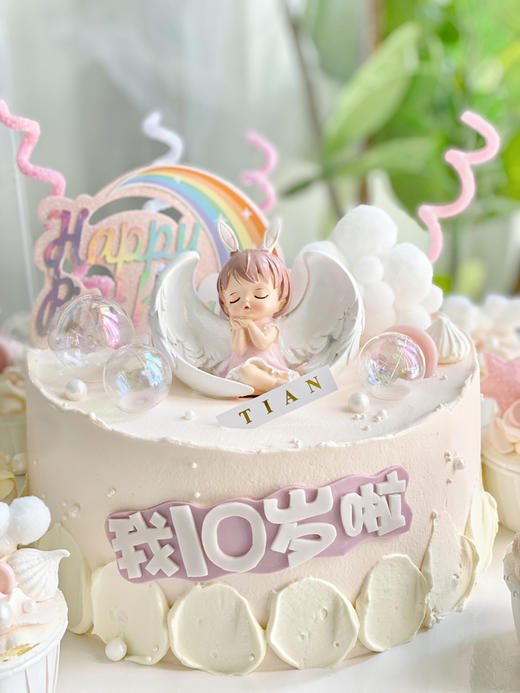 粉嫩公主系列蛋糕，搭配杯子蛋糕，顾客订制图片，部分装饰会细微调整，8寸加高主题蛋糕加6个同款杯子蛋糕，可供15人分享 商品图3