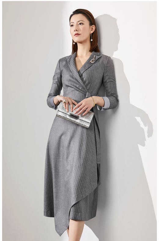 颈袖添香-连衣裙-刚柔并济-限量✬J4571 颈袖添香雯子私服 刚柔并济连衣裙 灰色条纹职场经典 商品图3