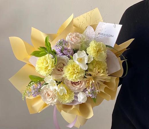 此花束季节性花材多，大致花材相似。花材不能完全一样  介意勿拍 商品图0