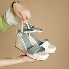 优雅百搭，巨火的蓝白配色坡跟凉鞋YDE-D7026