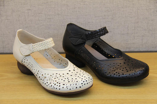 豪行女鞋21292106复古真皮高跟粗跟镂空妈妈鞋民族风凉鞋冲孔透气 专柜正品 跟高4.5CM 商品图2