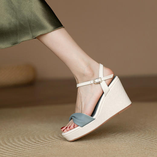 优雅百搭，巨火的蓝白配色坡跟凉鞋YDE-D7026 商品图5