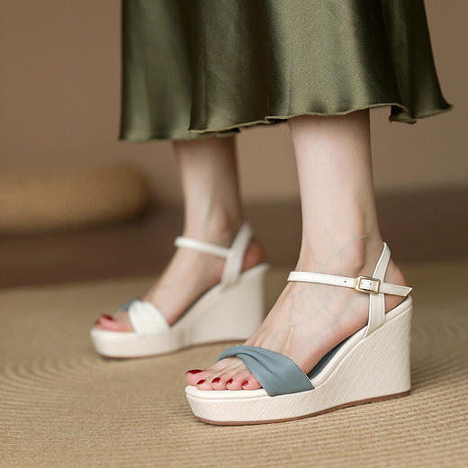 优雅百搭，巨火的蓝白配色坡跟凉鞋YDE-D7026 商品图3