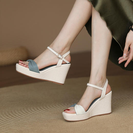 优雅百搭，巨火的蓝白配色坡跟凉鞋YDE-D7026 商品图10