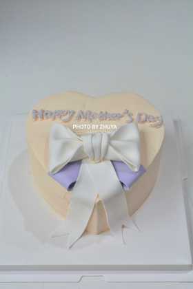 心形蝴蝶结（改为 Happy birthday，奶油霜工艺）