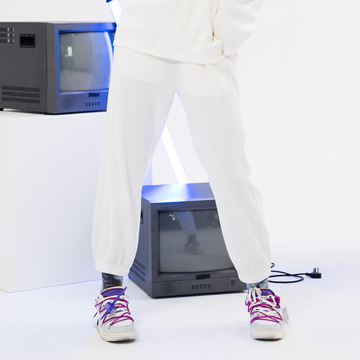 MISHKA大眼球潮牌2022春夏新品 女士绣花宽松卫裤直筒休闲裤M21100886W 商品图3