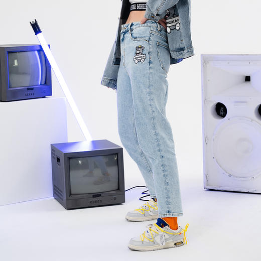 MISHKA大眼球潮牌2022春夏新品KA爷熊刺绣女士宽松直筒牛仔裤长裤M21100912W 商品图2