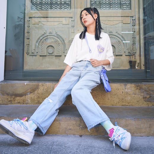 MISHKA大眼球潮牌2022春夏新品女士贴布破洞做旧宽松直筒牛仔裤	M21100937W 商品图1