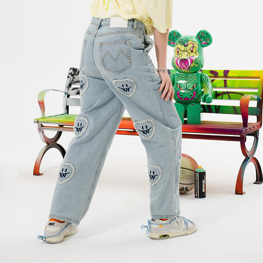 MISHKA大眼球潮牌2022春夏新品女士贴布破洞做旧宽松直筒牛仔裤	M21100937W 商品图3