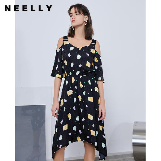 NEELLY纳俪商场同款撞色印花连衣裙女中长款露肩吊带收腰不规则裙N112005BY148 商品图0