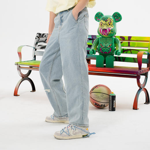 MISHKA大眼球潮牌2022春夏新品女士贴布破洞做旧宽松直筒牛仔裤	M21100937W 商品图2