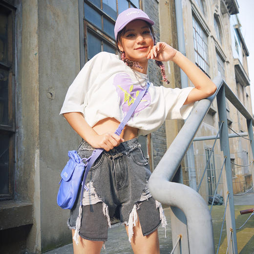 MISHKA大眼球潮牌2022春夏新品 女士高腰绣花复古做旧牛仔短裤M21100938W 商品图2