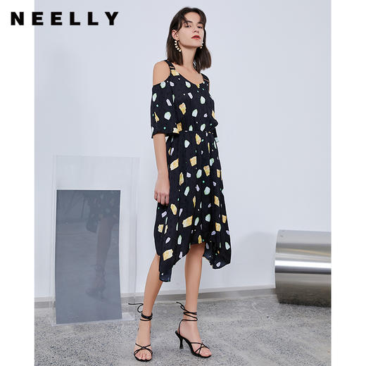 NEELLY纳俪商场同款撞色印花连衣裙女中长款露肩吊带收腰不规则裙N112005BY148 商品图1