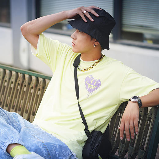 MISHKA大眼球潮牌2022春夏新品爱心系列圆领刺绣T恤男女同款M21100032M 商品图1