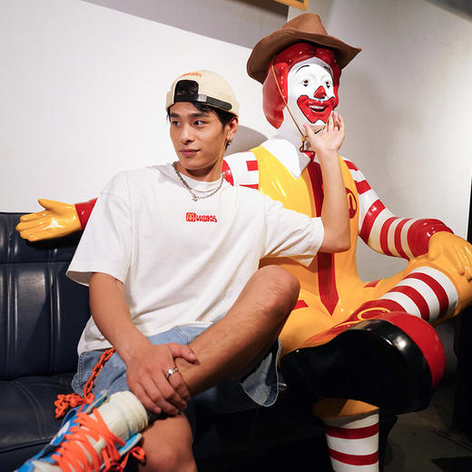 MISHKA大眼球 x BOGY合作系列 2022春夏 麦当劳主题印花短袖T恤M21100061M 商品图2