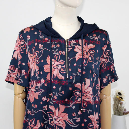 FOCALS福柯斯夏季桑蚕丝休闲连帽短袖印花中长款连衣裙FRRBX238BV 商品图3