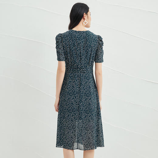 EITIE爱特爱夏季新款娃娃领波点中长款收腰泡泡袖连衣裙6607325 商品图5