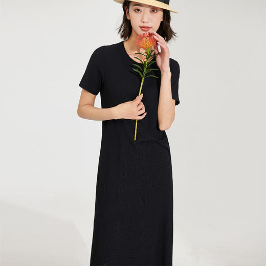 IN AND ON设计感水波纹扭结连衣裙女长款短袖圆领纯色简约长裙 商品图3