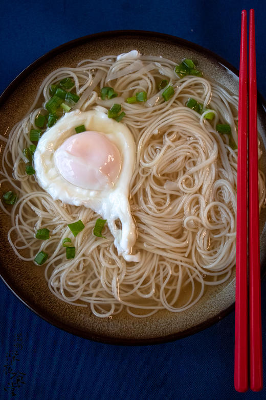 楠溪江特色产品温州传统面食-素面有一个特点就是久煮不烂，非常劲道易消化，吃起来又鲜又咸，很有弹性。放点鸡蛋、豆皮、青菜一起煮，别有风味。 商品图1