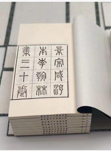 推荐！！《景宋咸淳本李翰林集》，唐 李白著，线装,一函八册，手工织锦六合函套，洒金纸面，绫子包角，尺寸为31*19cm，厚8cm，约490叶980面。售价4480元。 商品图4