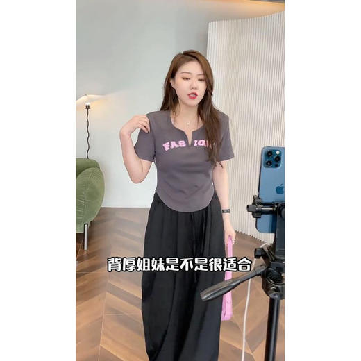 黛唯梵夏季微胖女生显瘦T恤辣妹设计感字母印花修身上衣大码V领短袖女潮 商品图7