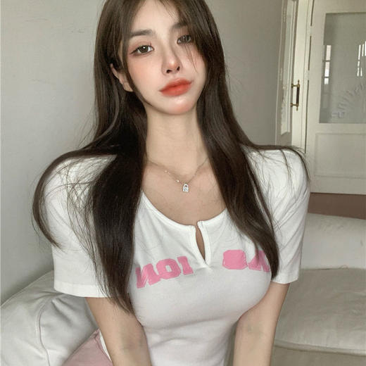 黛唯梵夏季微胖女生显瘦T恤辣妹设计感字母印花修身上衣大码V领短袖女潮 商品图3