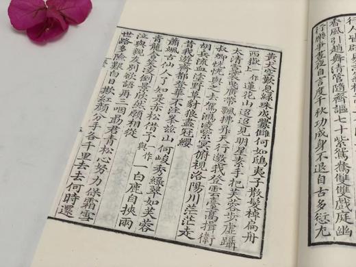 推荐！！《景宋咸淳本李翰林集》，唐 李白著，线装,一函八册，手工织锦六合函套，洒金纸面，绫子包角，尺寸为31*19cm，厚8cm，约490叶980面。售价4480元。 商品图9