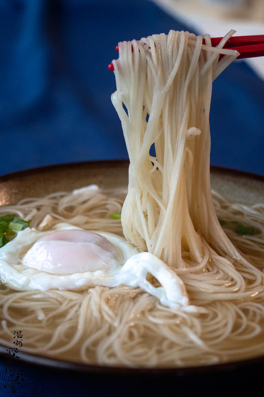 楠溪江特色产品温州传统面食-素面有一个特点就是久煮不烂，非常劲道易消化，吃起来又鲜又咸，很有弹性。放点鸡蛋、豆皮、青菜一起煮，别有风味。 商品图3