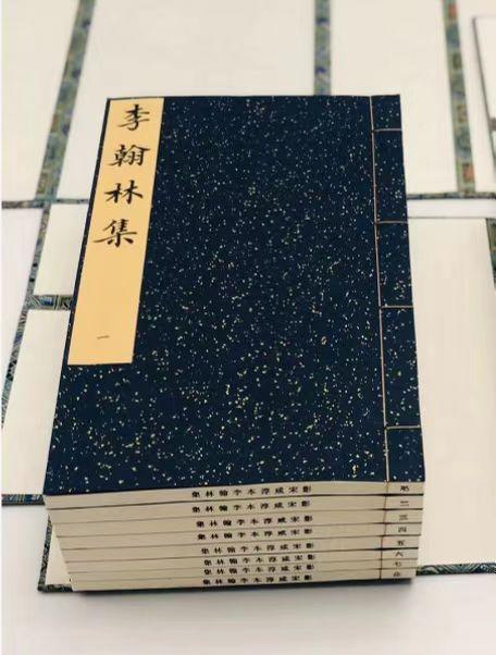 推荐！！《景宋咸淳本李翰林集》，唐 李白著，线装,一函八册，手工织锦六合函套，洒金纸面，绫子包角，尺寸为31*19cm，厚8cm，约490叶980面。售价4480元。 商品图2