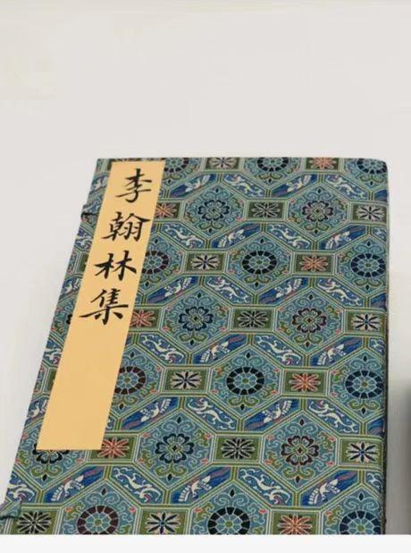 推荐！！《景宋咸淳本李翰林集》，唐 李白著，线装,一函八册，手工织锦六合函套，洒金纸面，绫子包角，尺寸为31*19cm，厚8cm，约490叶980面。售价4480元。 商品图3