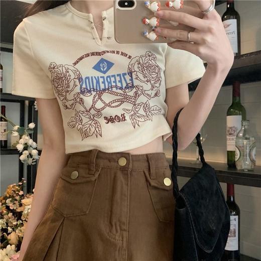 黛唯梵甜辣少女感复古印花短袖t恤女设计感小v领显瘦高腰心机露脐上衣 商品图1