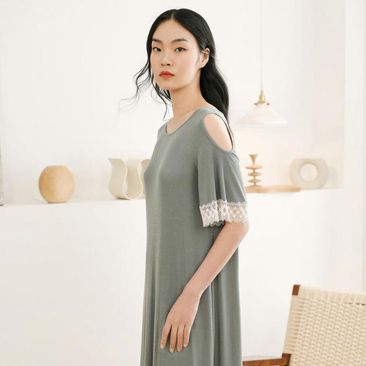 安莉芳E-BRA莫代尔圆领蕾丝边睡裙女士长款露肩家居裙KL00102 商品图3
