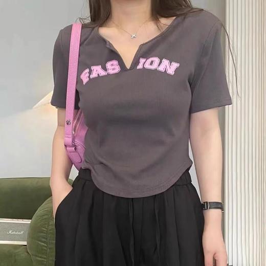 黛唯梵夏季微胖女生显瘦T恤辣妹设计感字母印花修身上衣大码V领短袖女潮 商品图0