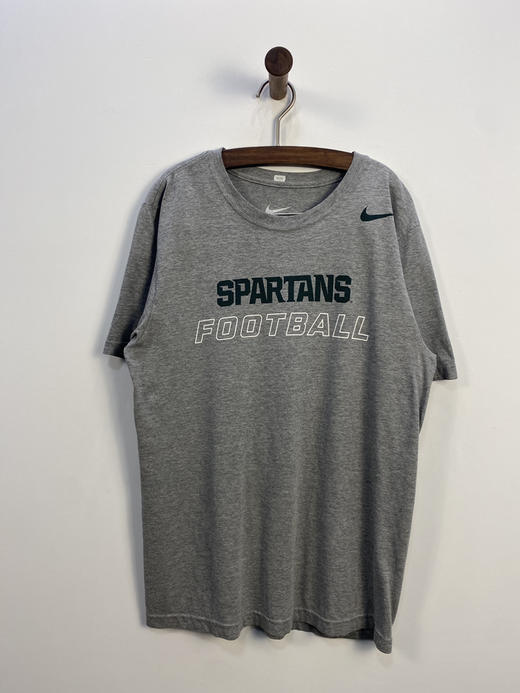  NIKE 耐克 REGULAR FIT 密歇根州立大学斯巴达人队 NCAA 美国大学体育协会 短袖T恤 _SST(S) 商品图1