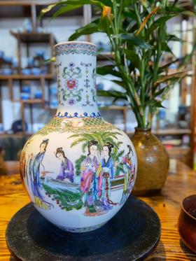 古彩<十二金钗>天球瓶