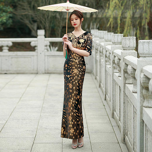 SQF-887 丝绒亮片短袖金色改良款演出旗袍 商品图1