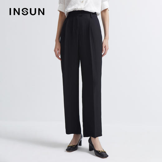 INSUN恩裳2022夏新品时尚自然褶皱感经典黑色三醋酸直筒休闲裤9C32220160 商品图0