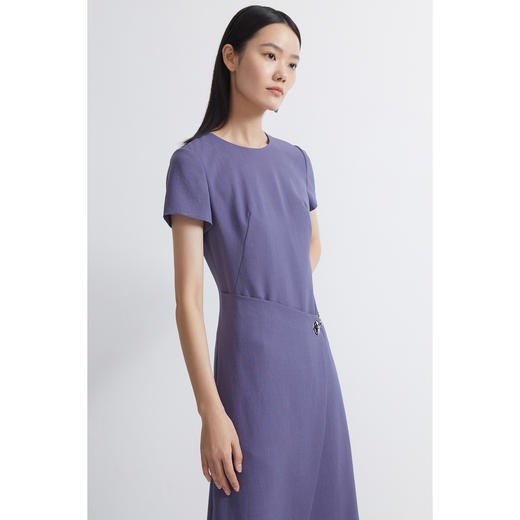 INSUN恩裳2022夏新品时尚轻盈不对称下摆凉感通勤都市风连衣裙9C32205096 商品图1