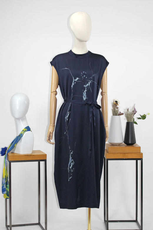 FOCALS福柯斯夏季桑蚕丝圆领无袖印花中长款连衣裙FRRBX162BV 商品图4