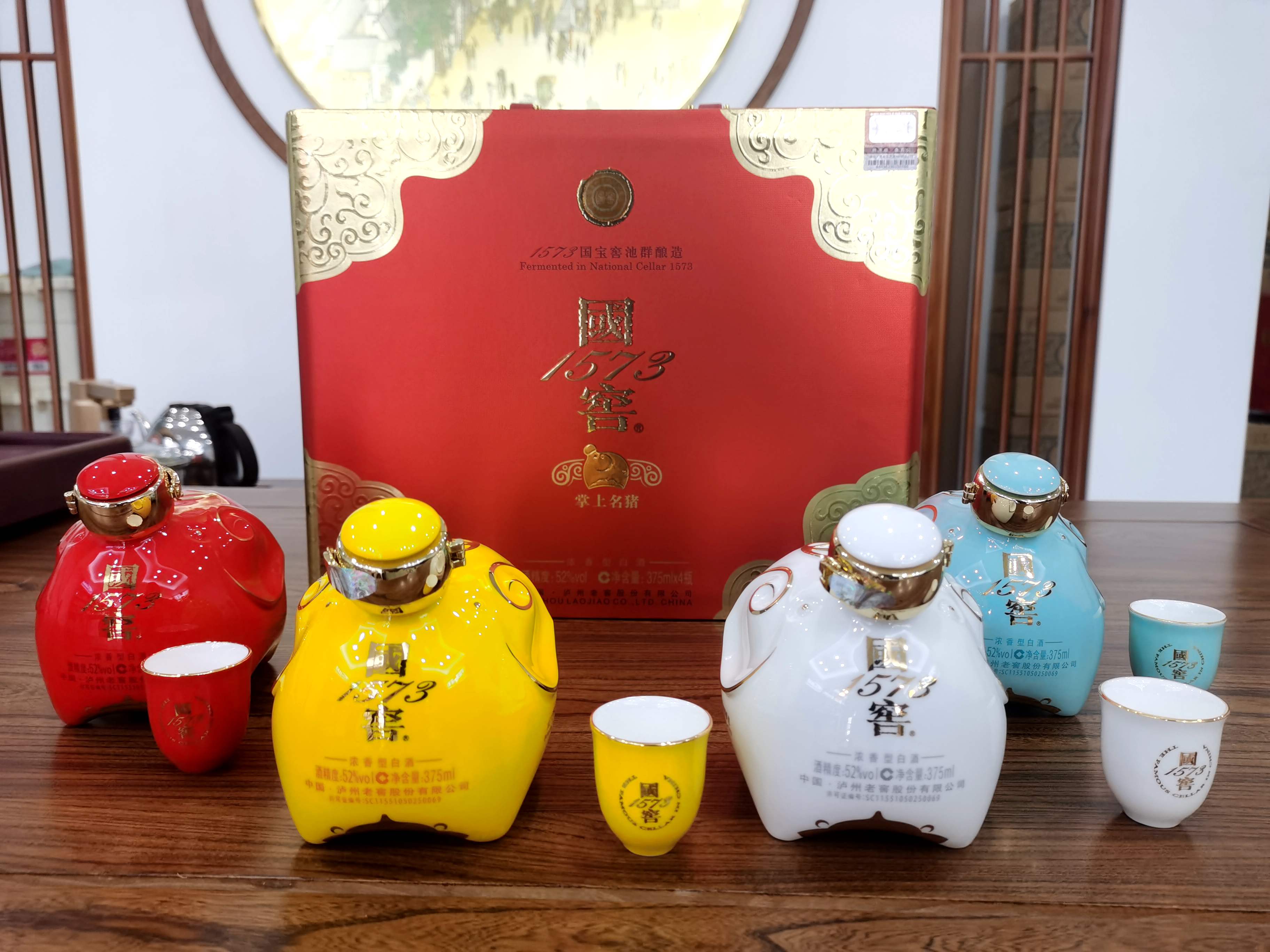 52度国窖1573掌上名猪