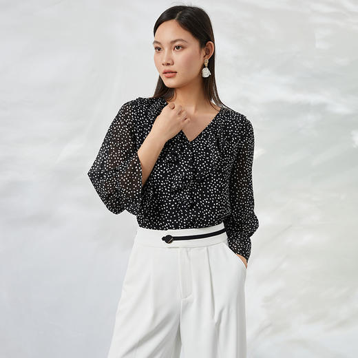 EITIE爱特爱夏季新款V领波点长袖衬衣宽松小上衣6613309 商品图3