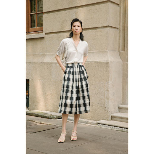 INSUN恩裳2022夏季新款时尚黑白撞色格纹层次感收褶醋酸半身裙9C32250050 商品图5