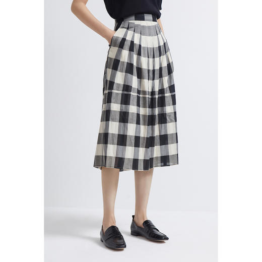 INSUN恩裳2022夏季新款时尚黑白撞色格纹层次感收褶醋酸半身裙9C32250050 商品图2